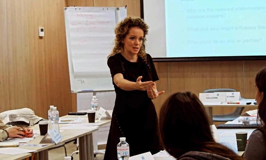 Pas humbjes së Gert Bogdanit: Edlira Çepani u rikthehet