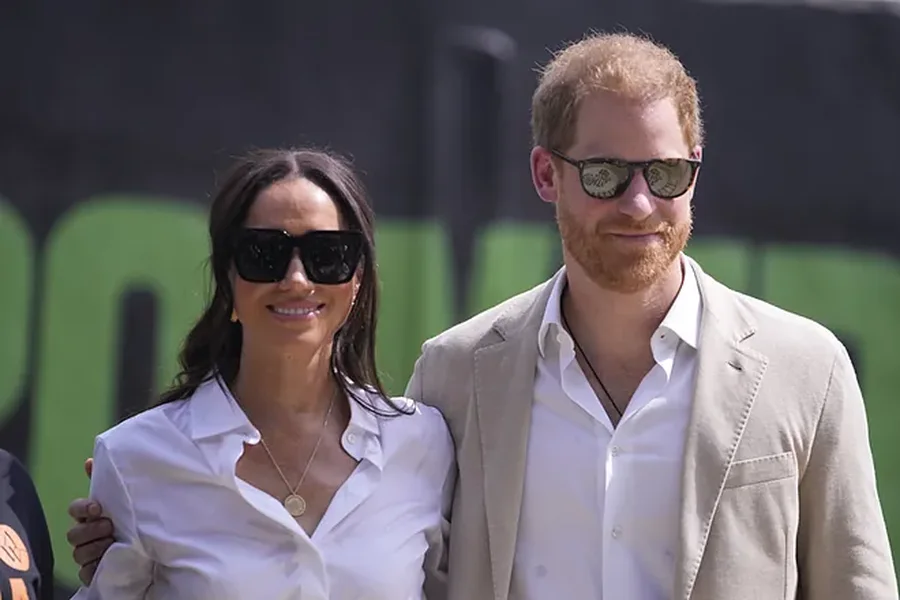 Harry dhe Meghan ndajnë kartolinën familjare, por pse po vihet në
