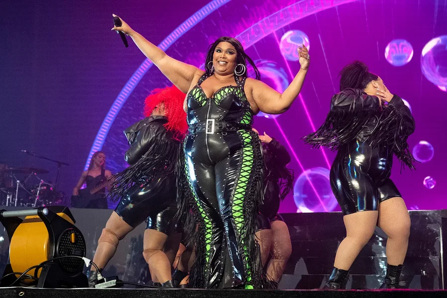 Lizzo akuzohet se ka ngacmuar seksualisht tre balerina: E detyroi