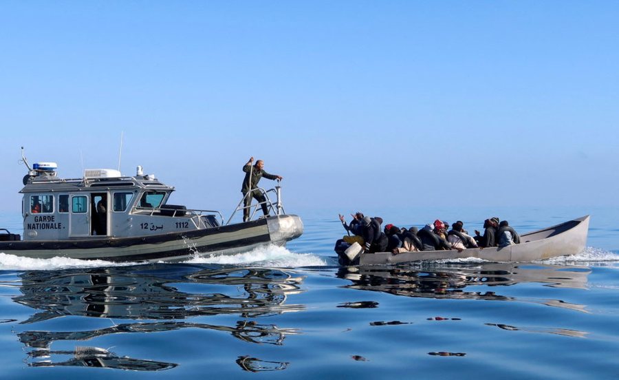 Mrekullitë ndodhin ende: Ra nga varka me emigrantë, 11 vjeçarja
