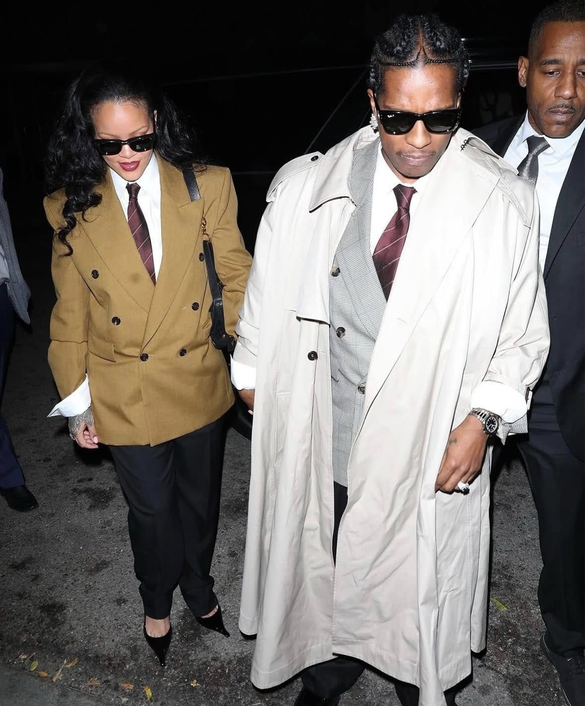 Mund të jetë një imazh i 4 persona, pardesy, syze dhe kostum