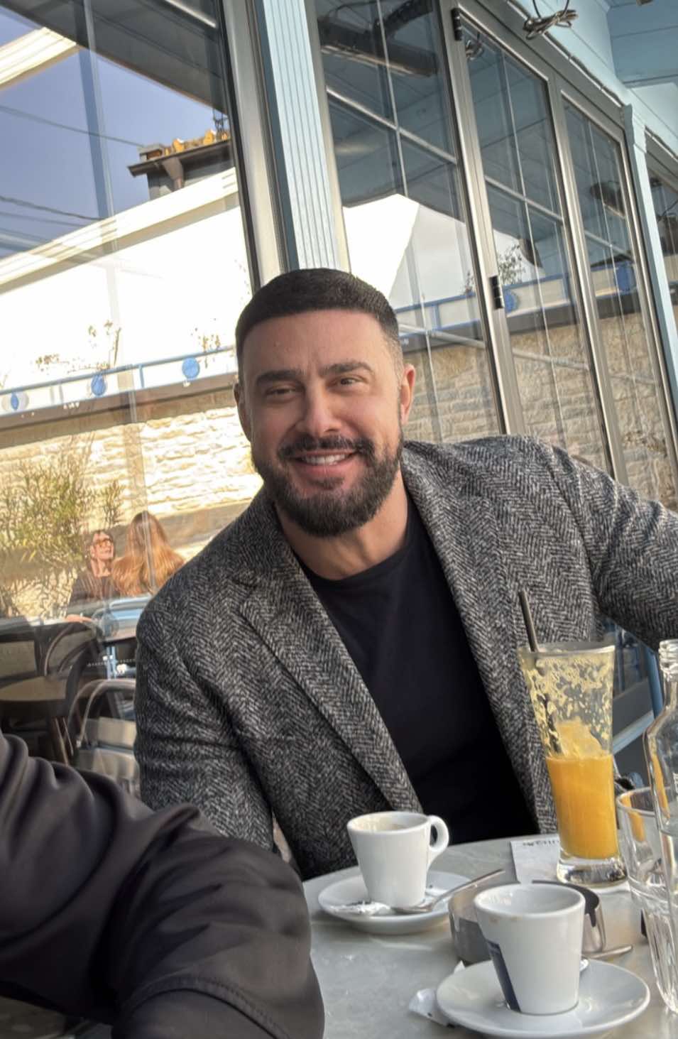 No description available.