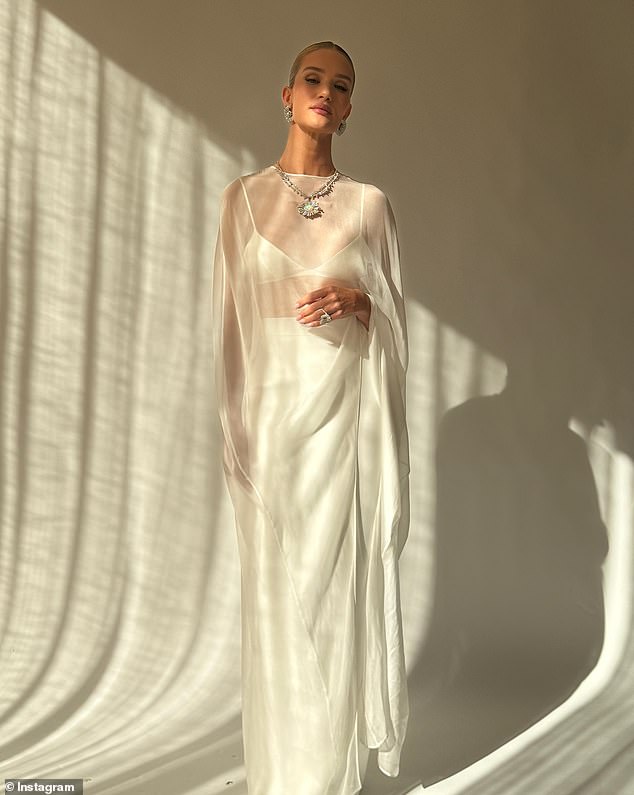 Modelja, 38 vjeçe, ka veshur një bluzë të bardhë të tejdukshme dhe një fund saten për fotosesionin me markën e bizhuterive, të cilat ajo e ndau në Instgarm.