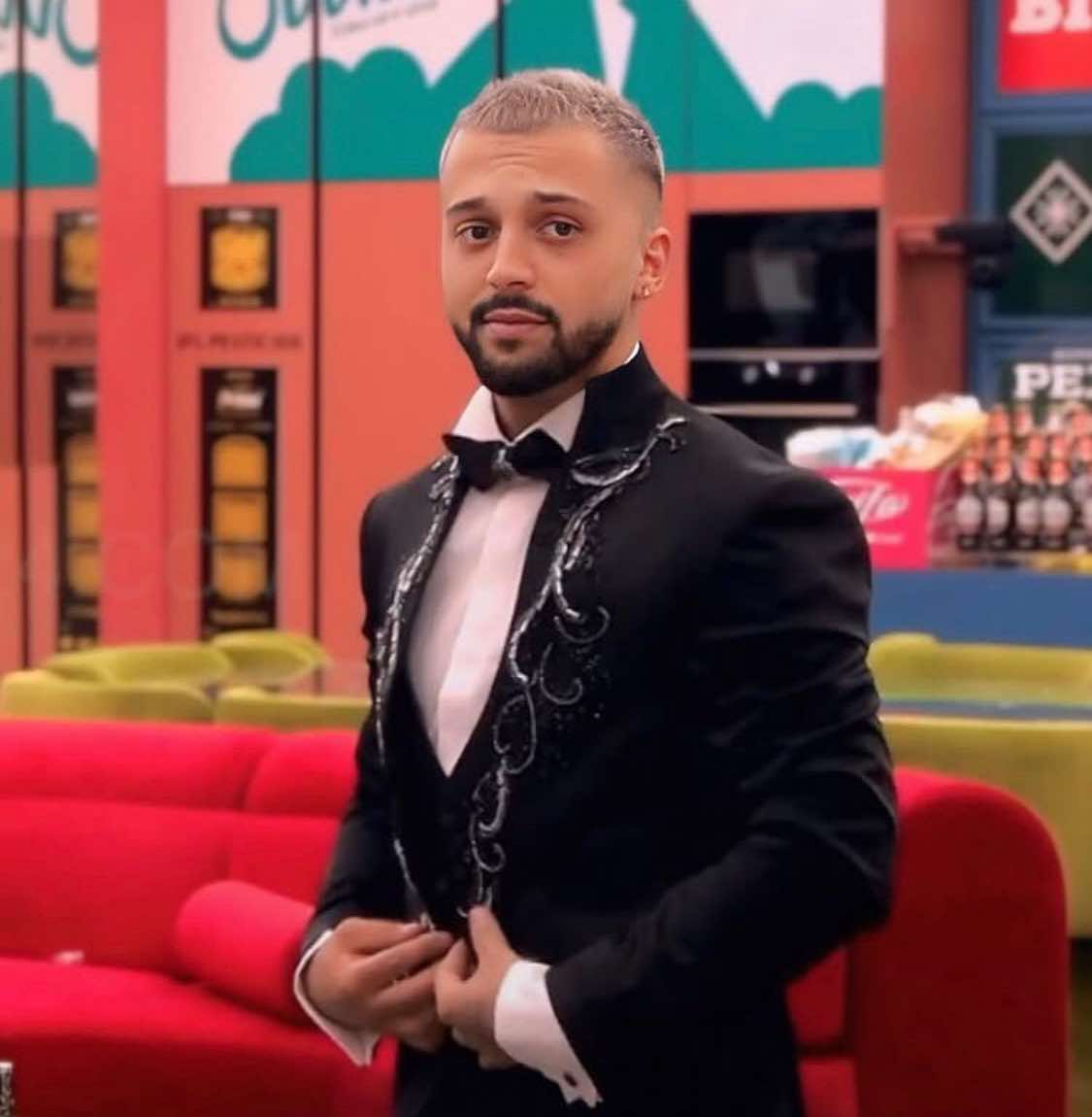 No description available.