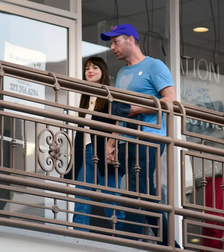 Ndahen Dakota Johnson dhe Chris Martin pas 8 vitesh bashkë