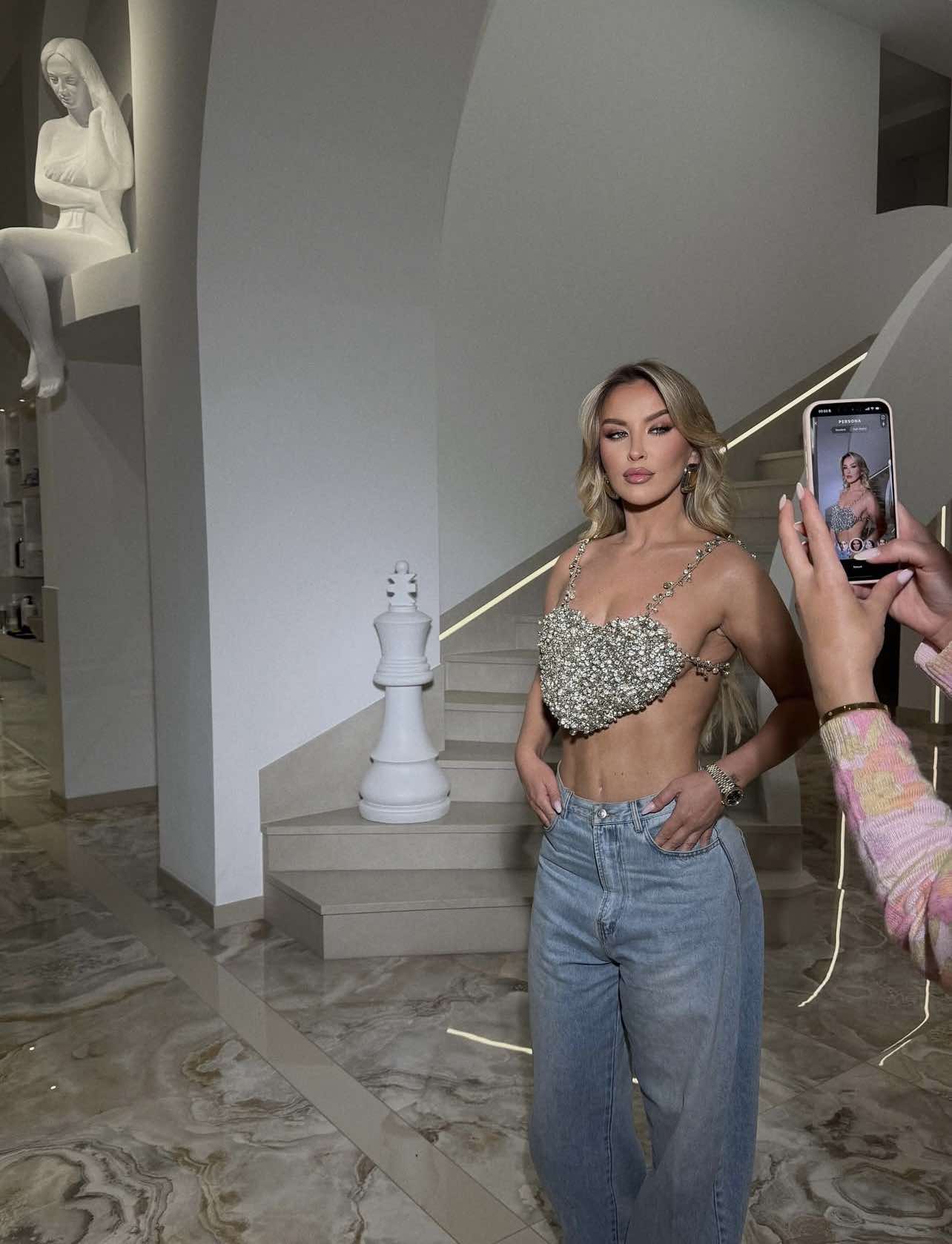 No description available.