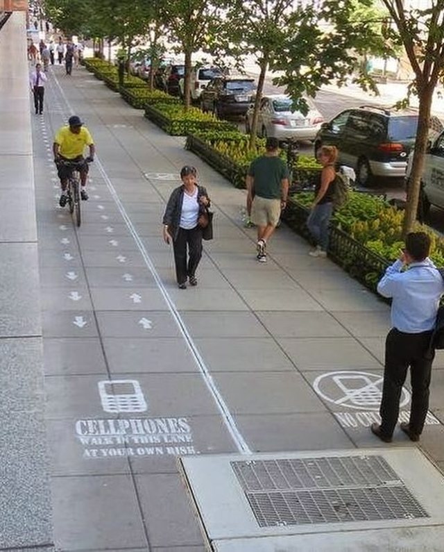 Dërgimi i mesazheve gjatë ecjes u bë aq problem, sa disa qytete