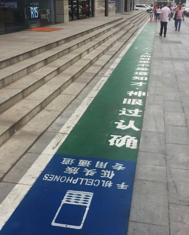 Dërgimi i mesazheve gjatë ecjes u bë aq problem, sa disa qytete