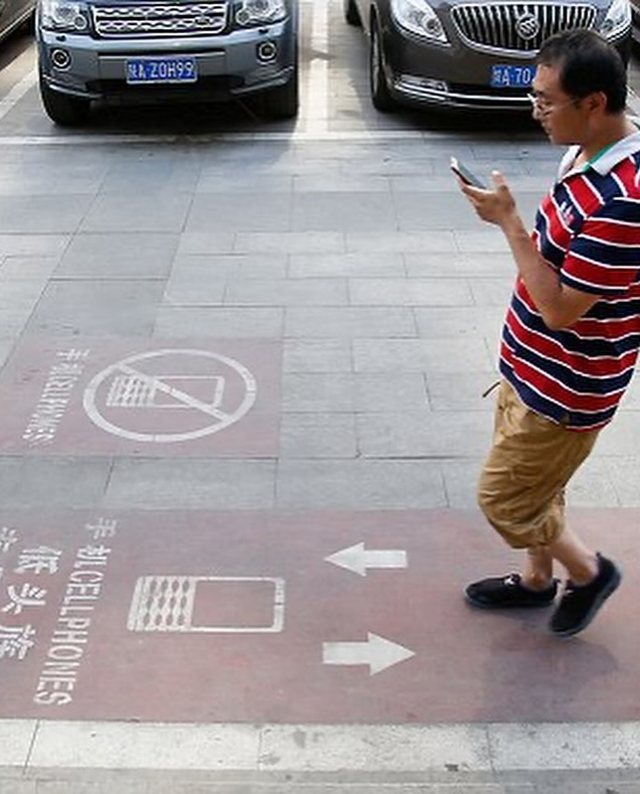 Dërgimi i mesazheve gjatë ecjes u bë aq problem, sa disa qytete