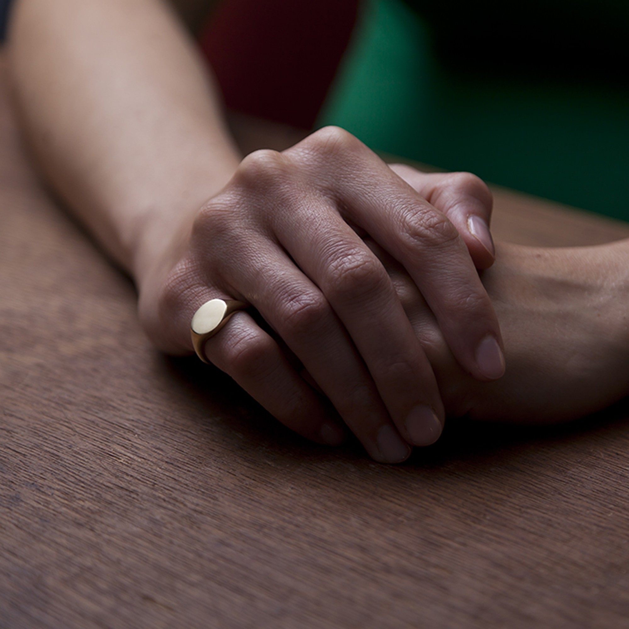 Unaza e gishtit të vogël është rikthyer: Historia e unazës chevalière që familjet mbretërore ende e mbajnë