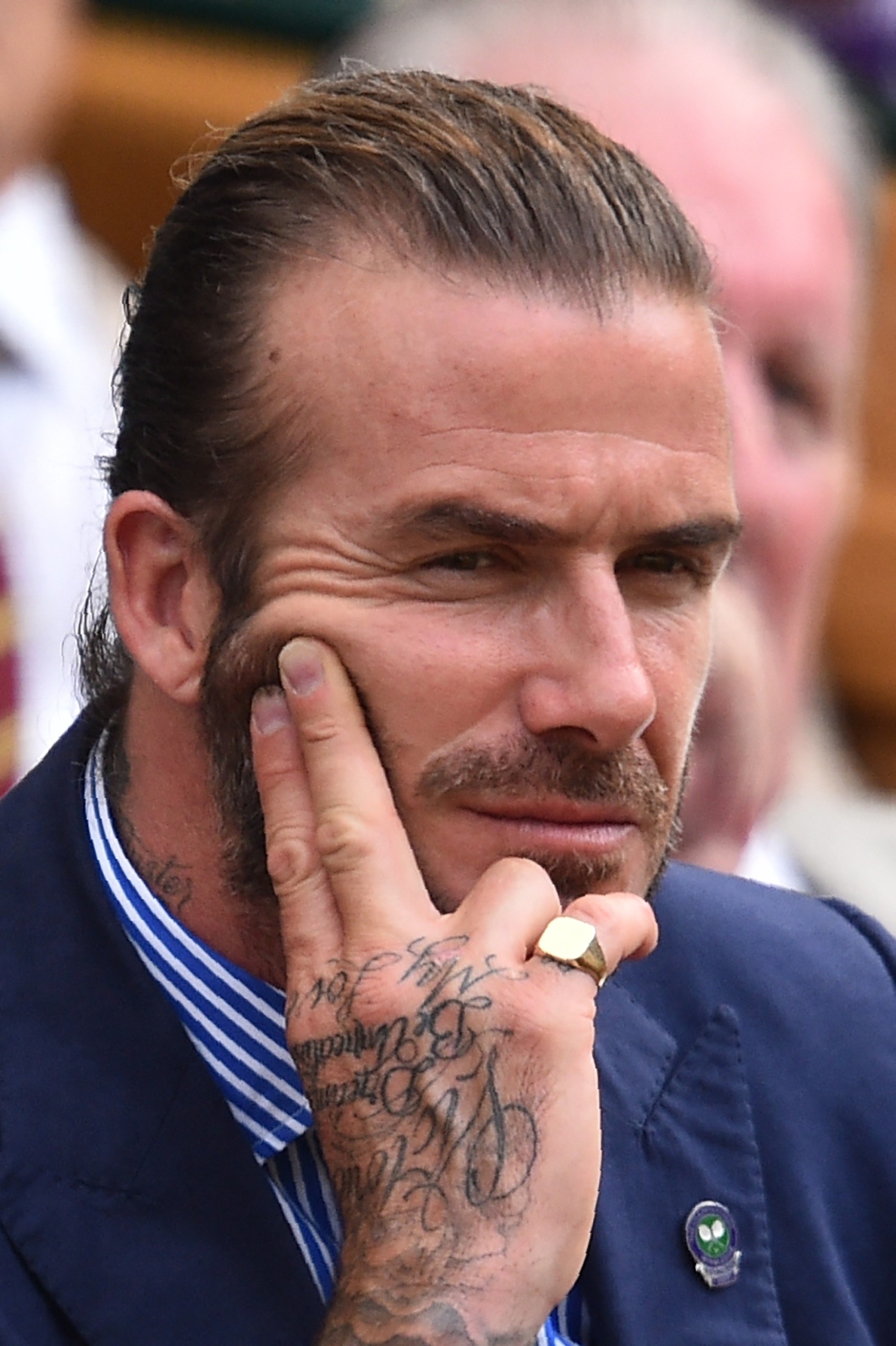 Unaza e gishtit të vogël është rikthyer: Historia e unazës chevalière që familjet mbretërore ende e mbajnë