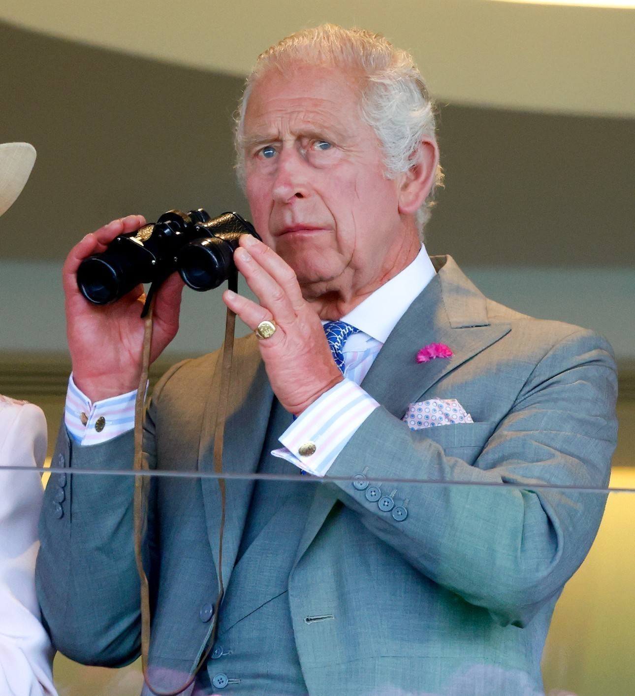 Unaza e gishtit të vogël është rikthyer: Historia e unazës chevalière që familjet mbretërore ende e mbajnë