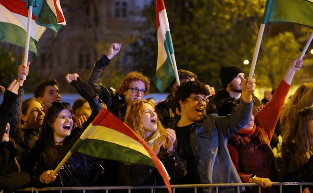 Mijëra qytetarë mbushin rrugët e Budapestit, festë për