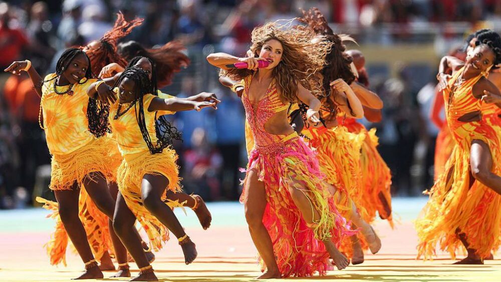 shakira-mahnit-ne-finalen-e-boterorit-2026-veshja-e-saj-kishte-mbi-200-mije-kristale