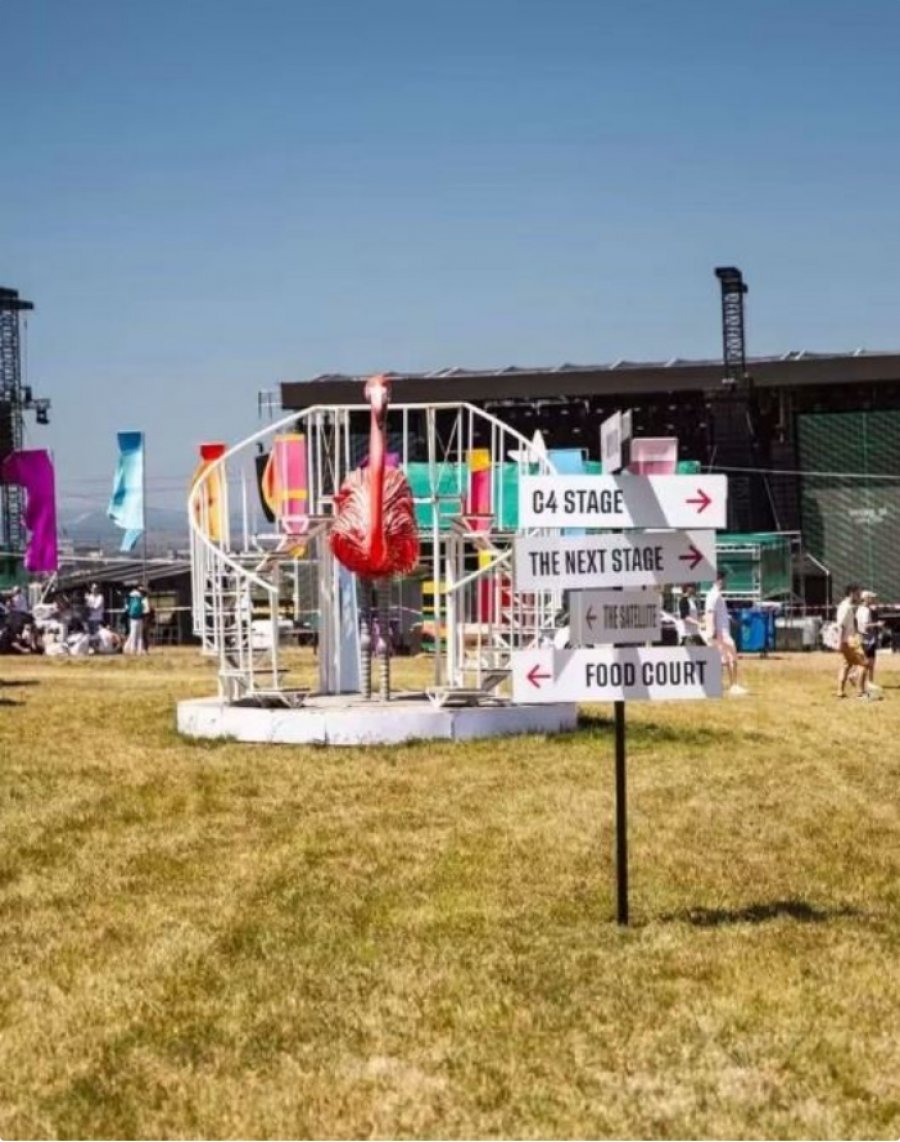 festivali-dua-lipa-vendos-flamingot-ne-hyrje-te-sunny-hill-simboli-i-protestave-te-shqiptareve-kunder-rames