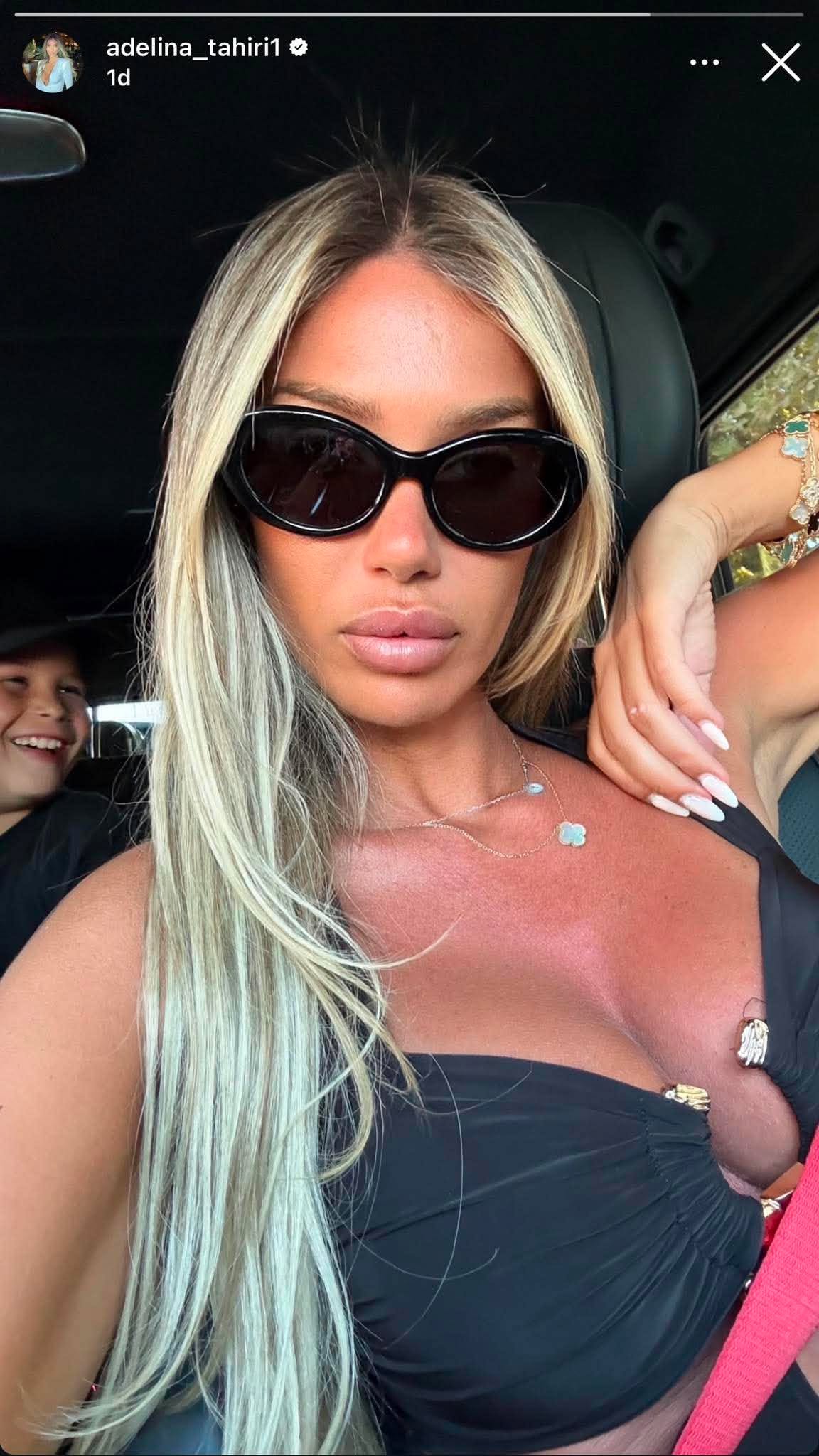 adelina-tahirin-e-kaplon-i-nxehti-vozit-me-bikini