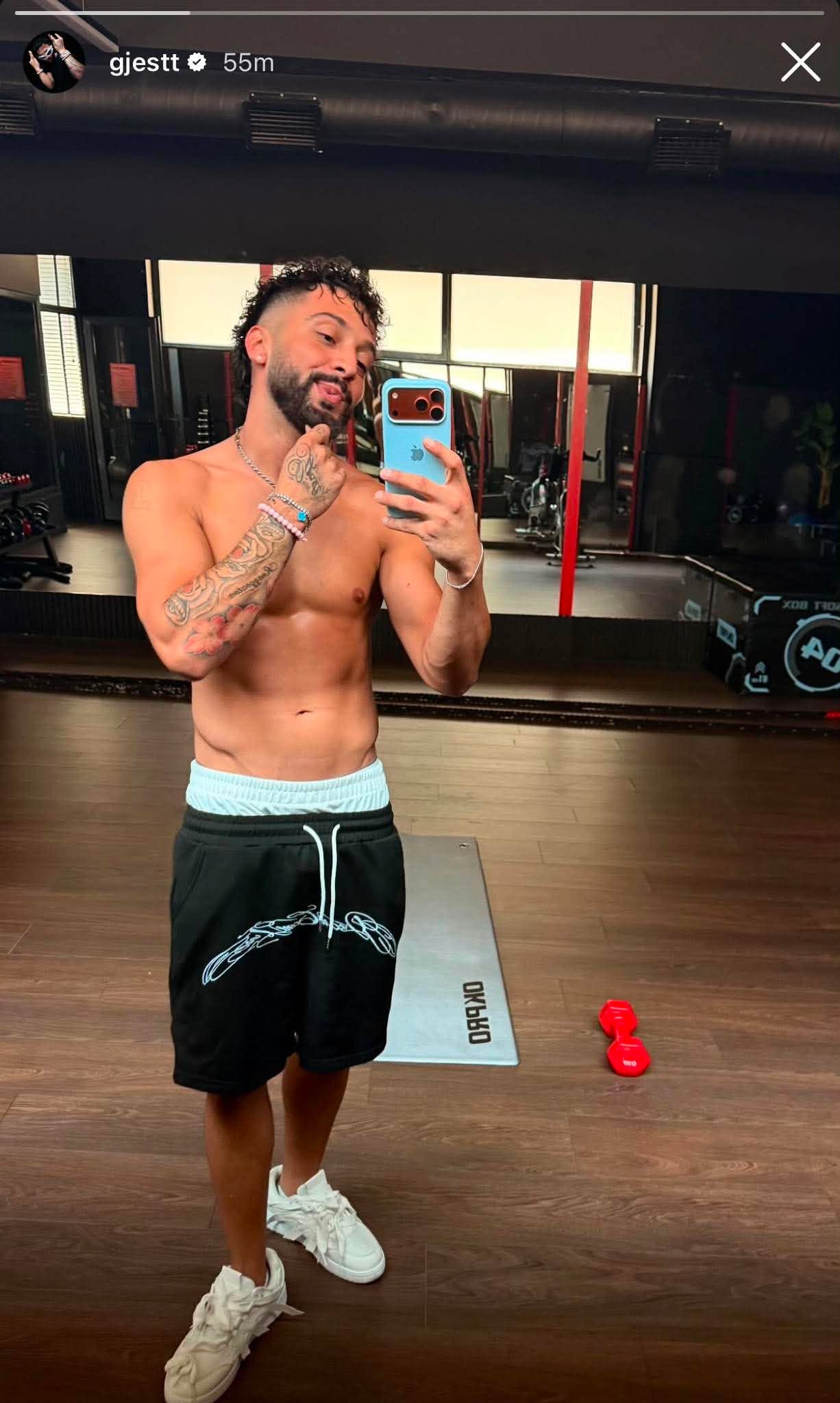 gjesti-zhvishet-ne-fitnes-dhe-tregon-transformimin-e-trupit