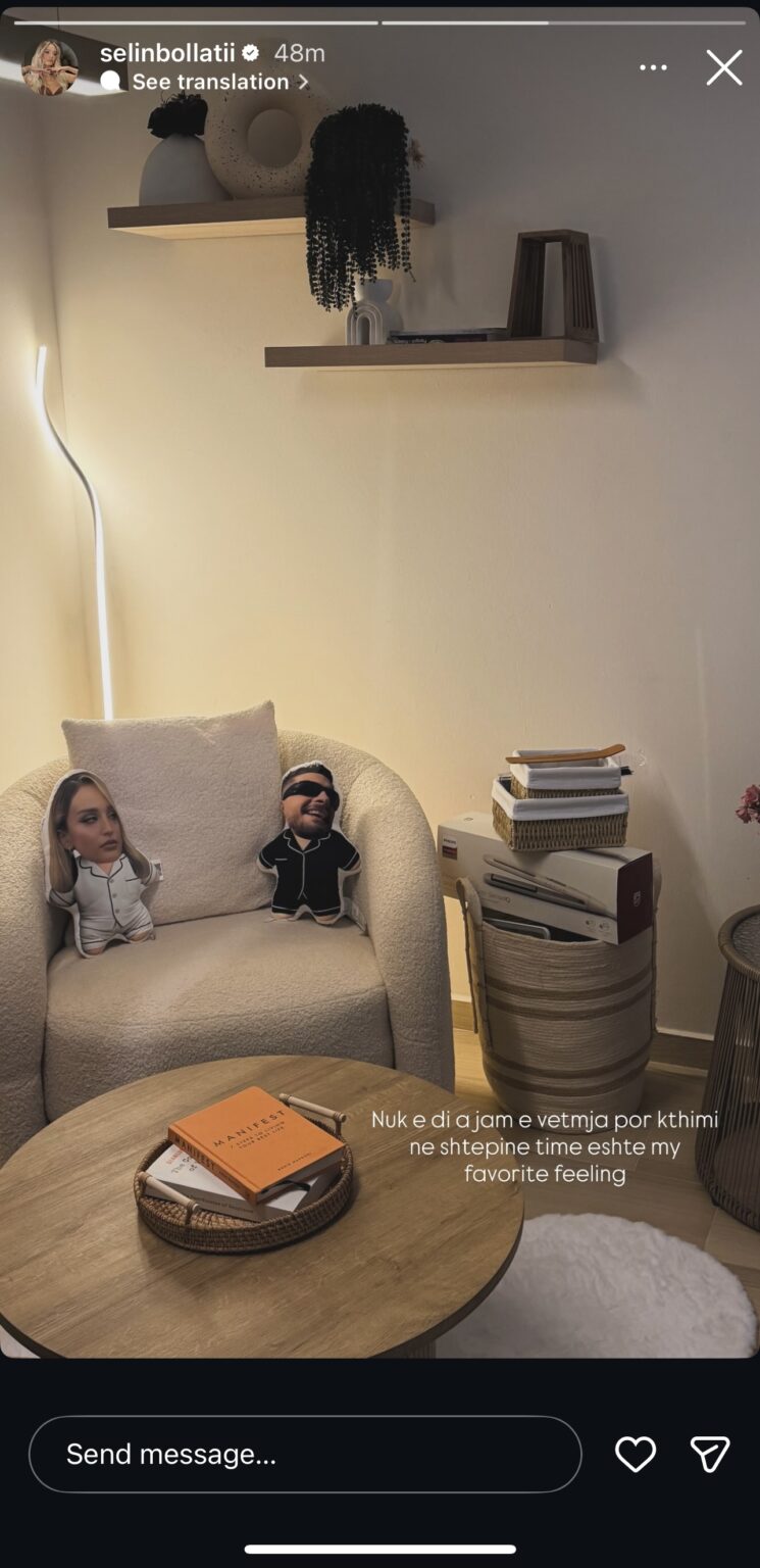 Selin ndan një moment të ëmbël nga shtëpia   Nuk e di a jam vetmja  