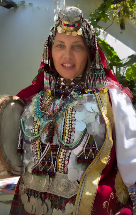 gerta-gixhari-mahnit-me-veshje-tradicionale