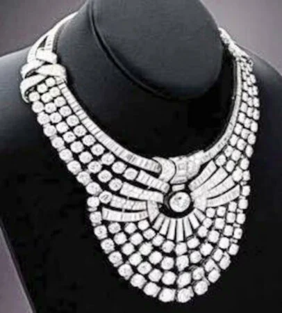 Vidhet në Vjenë gjerdani mbretëror me 673 diamante  vlente mbi 4 milionë dollarë
