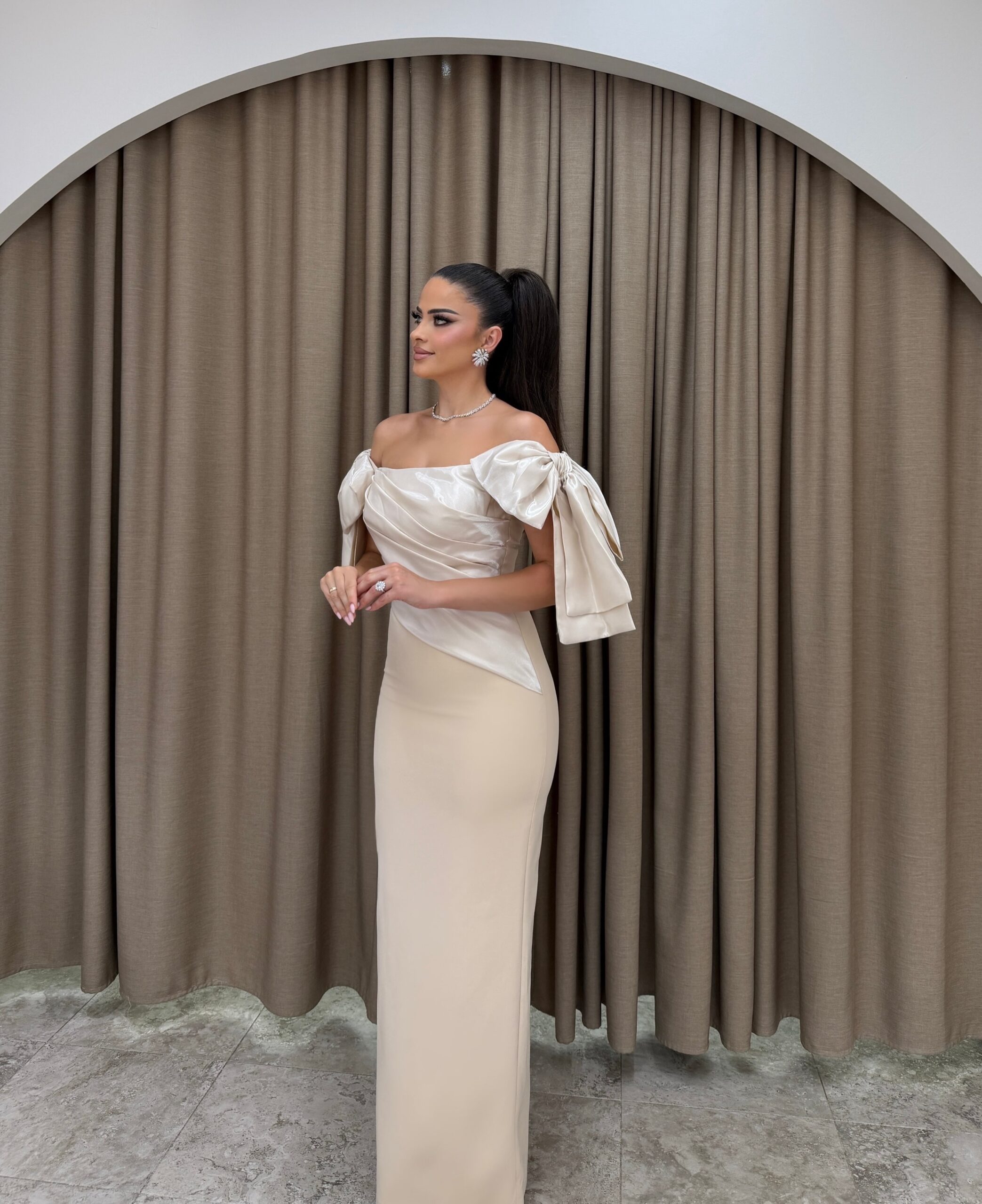 Gëzimja iu jep  leksion  elegance  ja si të shkëlqeni në dasma