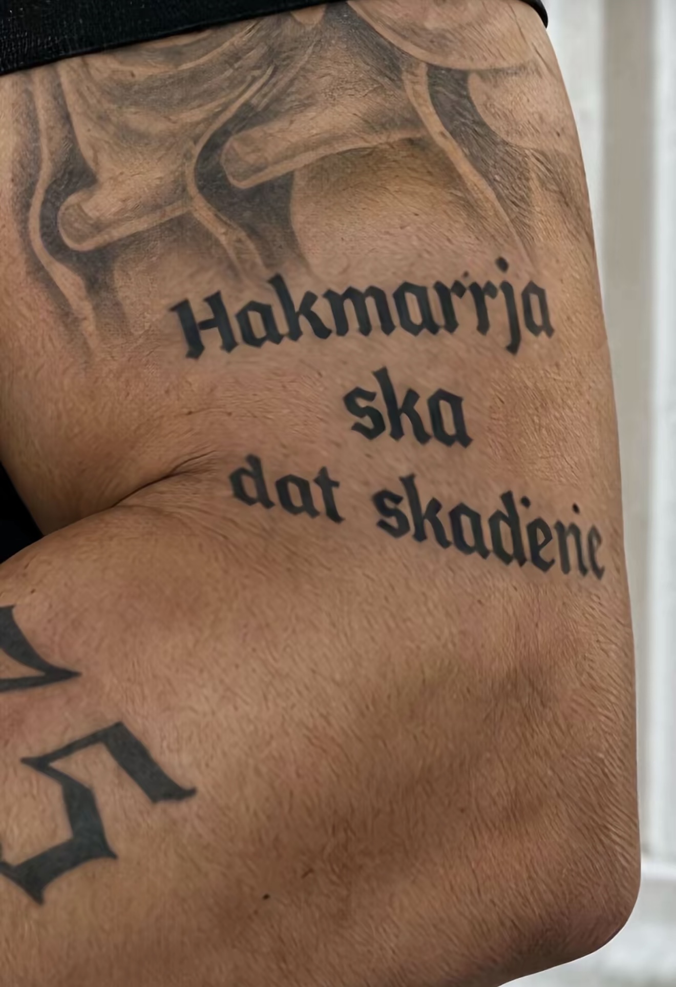 Babai i Edit i reagon Jozit  e paralajmëron ashpër
