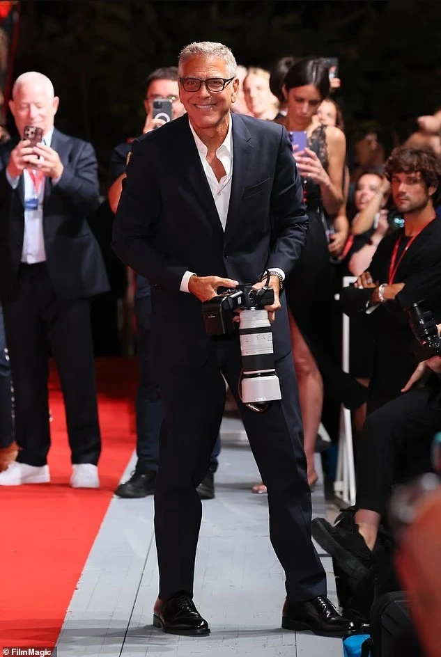 foto-george-clooney-ben-shaka-me-fotografet-ne-tapetin-e-kuq-ne-venecia